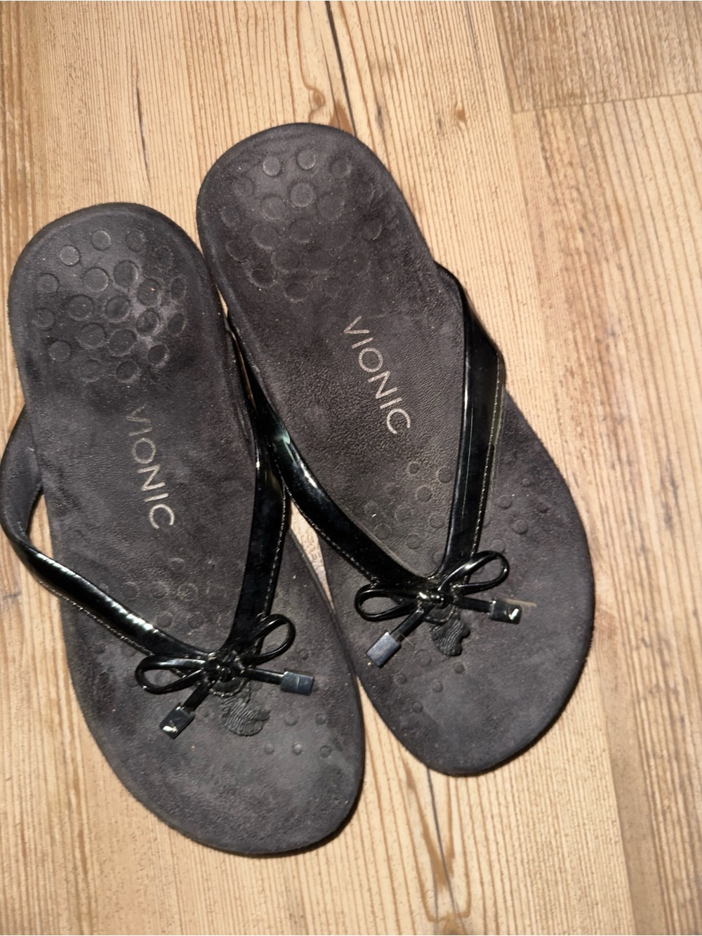 Vionic Black Patent Bow Thong Sandals
